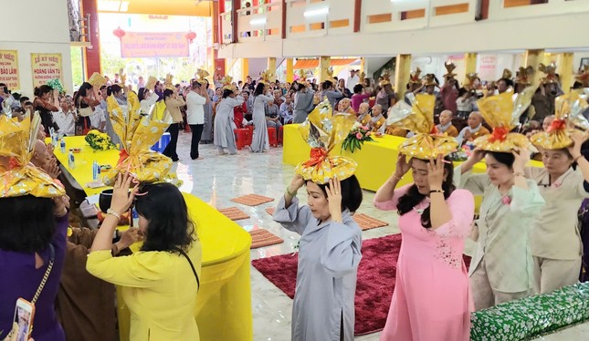 Phật tử nhiễu y cúng dường