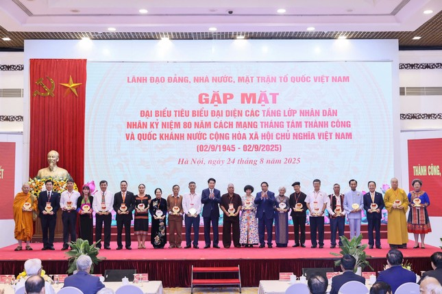 Chủ tịch nước Lương Cường, Thủ tướng Chính phủ Phạm Minh Chính tặng quà lưu niệm đến các đại biểu tiêu biểu tham dự chương trình gặp mặt - Ảnh: Quang Vinh.