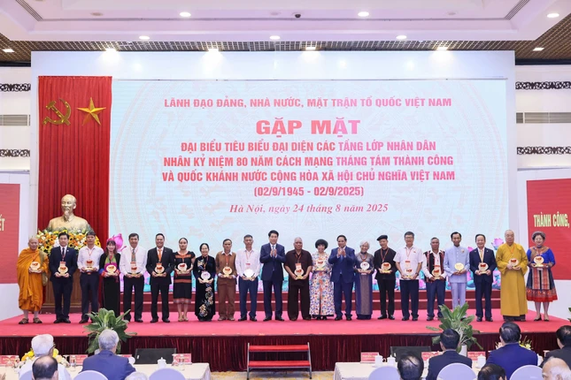 Chủ tịch nước Lương Cường, Thủ tướng Chính phủ Phạm Minh Chính tặng quà lưu niệm đến các đại biểu tiêu biểu tham dự chương trình gặp mặt - Ảnh: Quang Vinh.