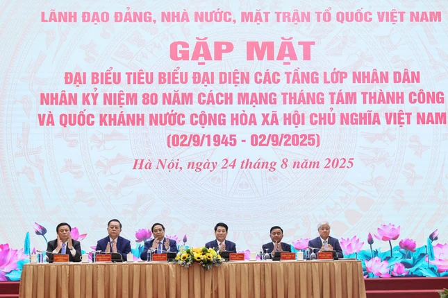 Chủ tịch nước Lương Cường; Thủ tướng Chính phủ Phạm Minh Chính; Thường trực Ban Bí thư Trần Cẩm Tú; Chủ tịch Ủy ban Trung ương MTTQVN Đỗ Văn Chiến; Trưởng ban Tuyên giáo và Dân vận Trung ương Nguyễn Trọng Nghĩa; Giám đốc Học viện Chính trị Quốc gia Hồ Chí Minh Nguyễn Xuân Thắng chủ trì hội nghị - Ảnh: Quang Vinh