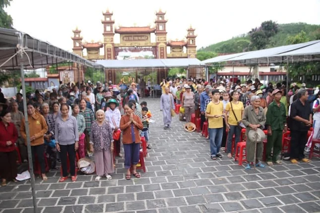 Người dân tham dự "Phiên chợ từ tâm"