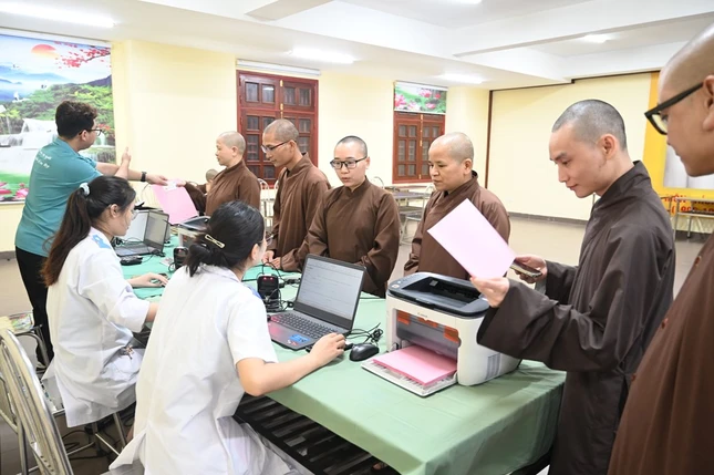 Chư Tăng Ni đăng ký tham gia hiến máu nhân đạo