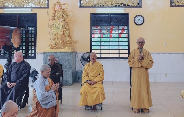 Hòa thượng Thích Tâm Linh sách tấn chư hành giả