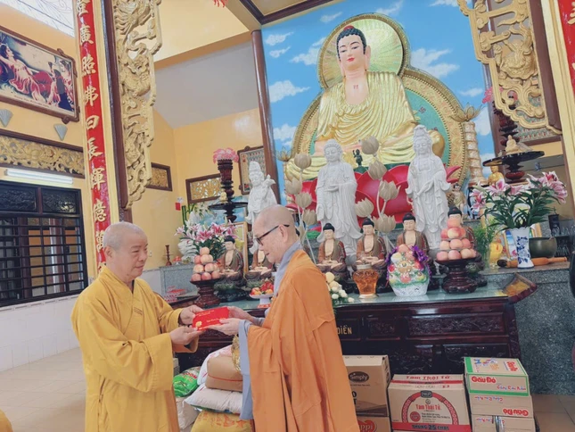 Hòa thượng Thích Trí Minh trao tịnh tài, tịnh vật cúng dường trường hạ