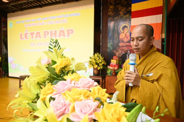 Đại đức Thích Bản Chân, đại diện cho Ban Thư ký hạ trường đã báo cáo tổng kết công tác An cư kiết hạ Phật lịch 2569 - Dương lịch 2025