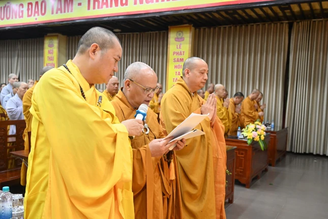 Thượng tọa Thích Tục Hạnh tác bạch tạ pháp