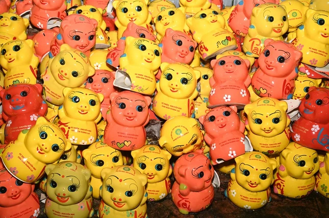 Lợn đất được các gia đình Phật tử nuôi và mang tới chùa để ủng hộ Ban Khuyến học chùa Quỳnh Cư