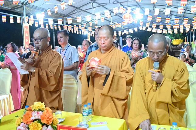 Lễ thắp hoa đăng cầu nguyện