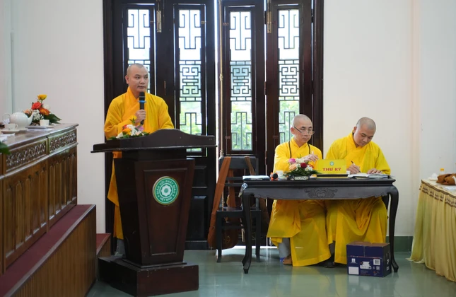 Đại đức Thích Quang Tư trình bày quy chế hoạt động Ban Quản trị và triển khai thông tư hướng dẫn thành lập Ban Quản trị cơ sở tự viện