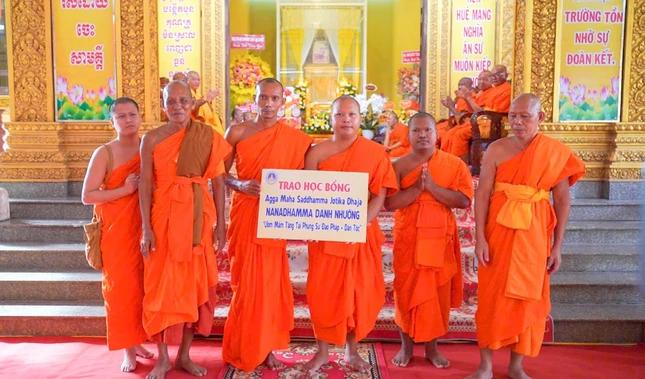 Trao học bổng “Agga Maha Saddhamma Jotika Dhaja Ñanadhammo Danh Nhưỡng - Ươm mầm Tăng tài phụng sự Đạo pháp - Dân tộc”