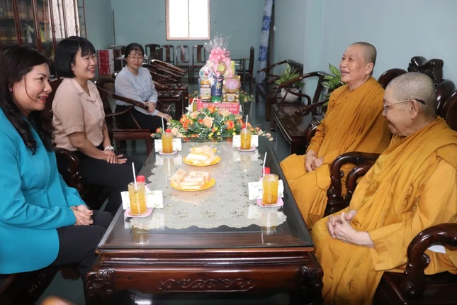 Ni trưởng Thích nữ Viên Liên và Ni sư Thích nữ Huy Liên đón tiếp đoàn