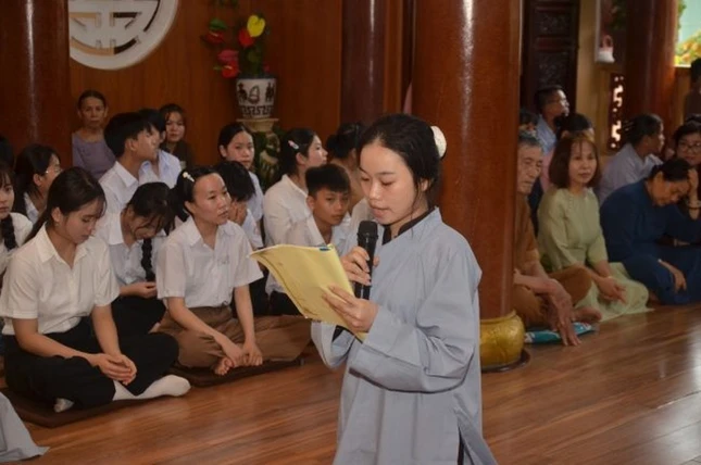 Thí sinh đọc lại bài viết của mình tại buổi trao giải