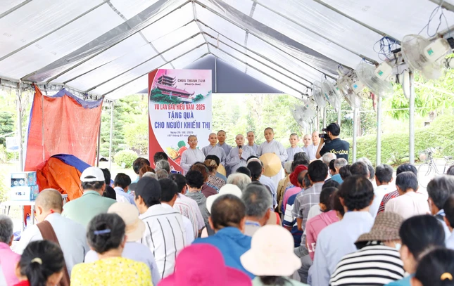 Ni sư Thích nữ Như Nguyệt phát biểu động viên người khiếm thị Ni sư Thích nữ Như Nguyệt phát biểu động viên người khiếm thị