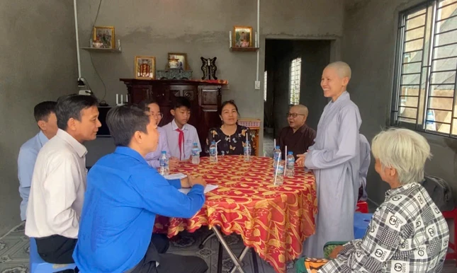 Sư cô Thích nữ Huệ Liên, trụ trì chùa Bửu Long phát biểu tại buổi lễ bàn giao