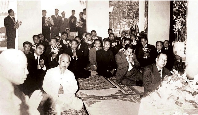 Chủ tịch Hồ Chí Minh cùng với Vua Lào và lãnh đạo Đảng, Nhà nước ta lễ Phật tại chánh điện chùa Quán Sứ, Hà Nội Chủ tịch Hồ Chí Minh cùng với Vua Lào và lãnh đạo Đảng, Nhà nước ta lễ Phật tại chánh điện chùa Quán Sứ, Hà Nội