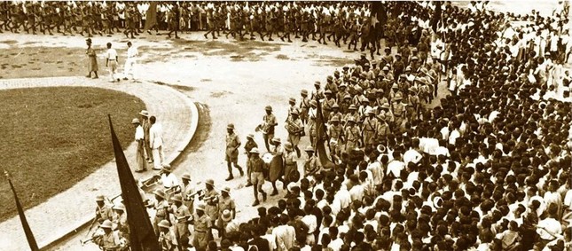 Biển người từ mọi nơi kéo về Vườn hoa Ba Đình để chứng kiến thời khắc lịch sử khai sinh nước Việt Nam Dân chủ Cộng hòa