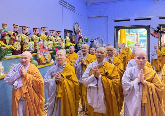 Chư Ni đảnh lễ Tam bảo, phát lồ sám hối Chư Ni đảnh lễ Tam bảo, phát lồ sám hối