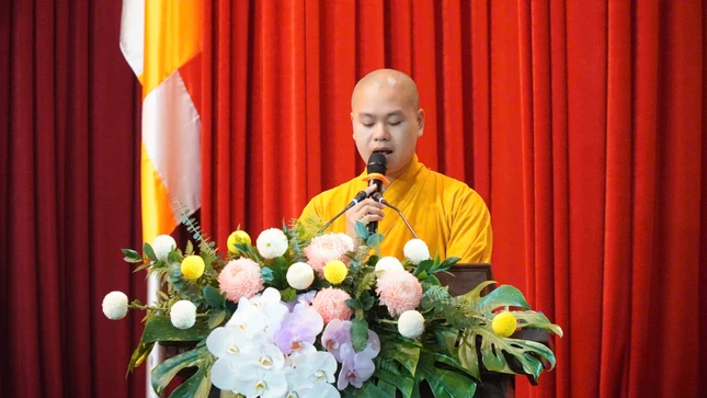 Đại đức Thích Thanh Thức báo cáo tóm tắt kết quả tu học của trường hạ Sóc Thiên Vương