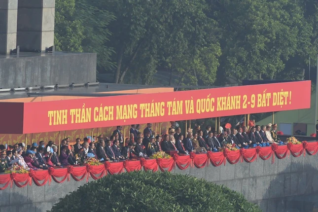 Các vị lãnh đạo Đảng, Nhà nước, Quốc hội, Chính phủ, Mặt trận Tổ quốc Việt Nam trên khán đài dự Lễ kỷ niệm - Ảnh: VGP