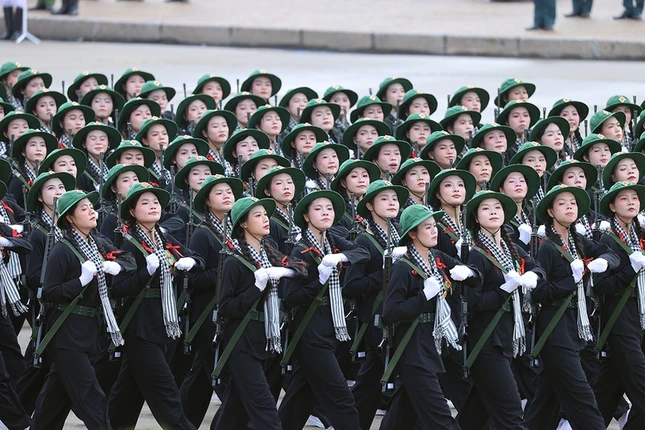 Khối nữ Du kích miền Nam - Những "Cô Ba dũng sĩ tay súng, tay cày", sục sôi ý chí "giặc đến nhà đàn bà cũng đánh"! Khoác khăn rằn, đội nón tai bèo, luôn bám xóm, bám ấp, đánh giặc mọi lúc, mọi nơi, có vai trò quan trọng trong ba mũi giáp công: quân sự, chính trị và binh địch vận; góp phần làm nên Đại thắng mùa Xuân năm 1975