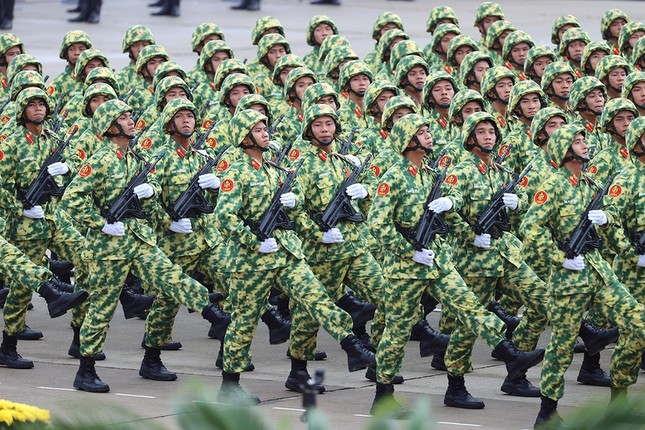 Khối chiến sĩ Phòng hóa - 67 năm qua, lực lượng Phòng hóa luôn tiên phong phòng, chống vũ khí hủy diệt hàng loạt, hóa chất độc hại, sinh học, phóng xạ, hạt nhân; khắc phục hậu quả chiến tranh, bảo vệ môi trường và sức khỏe cộng đồng. Với phương châm "Chủ động - Kịp thời - An toàn - Hiệu quả" và truyền thống "Phòng chống tốt - Chiến đấu giỏi", các chiến sĩ Phòng hóa luôn kiên cường, lặng lẽ cống hiến, bảo vệ bình yên cho Tổ quốc