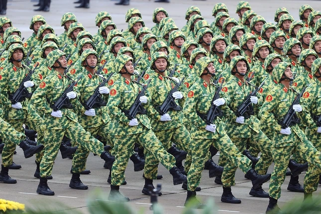 Khối chiến sĩ Phòng hóa - 67 năm qua, lực lượng Phòng hóa luôn tiên phong phòng, chống vũ khí hủy diệt hàng loạt, hóa chất độc hại, sinh học, phóng xạ, hạt nhân; khắc phục hậu quả chiến tranh, bảo vệ môi trường và sức khỏe cộng đồng. Với phương châm "Chủ động - Kịp thời - An toàn - Hiệu quả" và truyền thống "Phòng chống tốt - Chiến đấu giỏi", các chiến sĩ Phòng hóa luôn kiên cường, lặng lẽ cống hiến, bảo vệ bình yên cho Tổ quốc