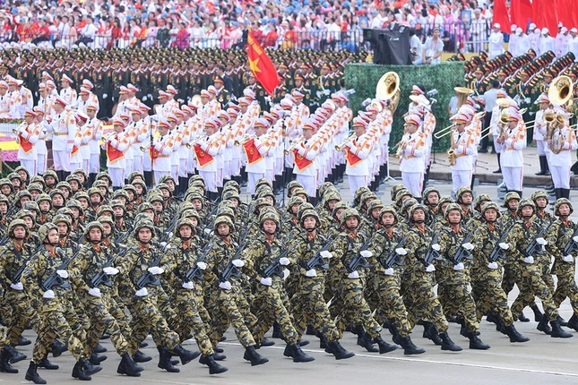 Khối chiến sĩ Công binh - Trong chiến tranh, lực lượng Công binh ngày đêm xẻ núi, san đồi, bắc cầu, ghép phà, lập nhiều chiến công xuất sắc, được Bác Hồ tặng Cờ "Mở đường thắng lợi" và đã trở thành truyền thống gần 80 năm qua. Hiện nay, Binh chủng đang tiến lên hiện đại, thực hiện tốt nhiệm vụ huấn luyện, sẵn sàng chiến đấu, xây dựng công trình quốc phòng, phòng chống thiên tai, cứu hộ - cứu nạn, rà phá khắc phục hậu quả bom mìn sau chiến tranh, tham gia gìn giữ hòa bình Liên Hiệp Quốc, được Nhân dân và bạn bè quốc tế yêu mến, khâm phục