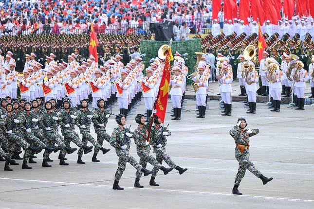 Khối chiến sĩ Tăng thiết giáp - Trải qua gần 66 năm xây dựng, chiến đấu và phát triển, các thế hệ cán bộ, chiến sĩ Tăng thiết giáp đã xây dựng nên truyền thống "Đã ra quân là đánh thắng", lập nhiều chiến công lừng lẫy. Bước vào giai đoạn mới, bộ đội Tăng Thiết giáp tiếp tục được huấn luyện, rèn luyện, làm chủ vũ khí hiện đại, sẵn sàng cơ động nhanh, kiên quyết bảo vệ vững chắc Tổ quốc trong mọi tình huống