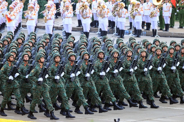 Khối chiến sĩ Tác chiến điện tử - Ra đời, trưởng thành qua các cuộc kháng chiến, lực lượng Tác chiến điện tử đã góp phần quan trọng làm nên những thắng lợi vĩ đại của dân tộc. Trong thời kỳ mới, lực lượng Tác chiến điện tử được xây dựng tinh, gọn, mạnh, hiện đại, sẵn sàng chiến đấu cao, bảo vệ các mục tiêu trọng yếu của Đảng, Nhà nước và Quân đội; xứng đáng là những chiến binh thầm lặng giữ vững môi trường hòa bình, ổn định để phát triển đất nước