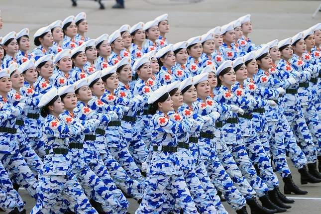 Khối nữ sĩ quan Quân y - Khắc ghi lời Bác Hồ dạy "Người thầy thuốc giỏi đồng thời phải là người mẹ hiền", những nữ sĩ quan Quân y đã làm việc quên mình, xông pha trong mưa bom, bão đạn, cứu chữa bộ đội và nhân dân, khắc phục thiên tai, thảm họa, phòng chống dịch bệnh, lập nhiều thành tích đặc biệt xuất sắc. Với khát vọng cống hiến, các nữ sĩ quan Quân y hôm nay không ngừng tu dưỡng, học tập nâng cao trình độ mọi mặt, hết lòng phụng sự Tổ quốc, phục vụ Nhân dân