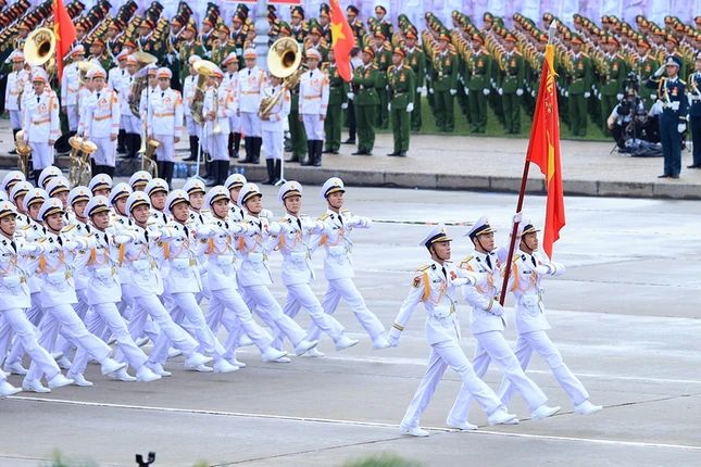 Khối sĩ quan Hải quân - Hơn 70 năm xây dựng, chiến đấu và trưởng thành, Hải quân Nhân dân Việt Nam đã lập nhiều chiến công xuất sắc; góp phần vào thắng lợi vĩ đại của dân tộc; hun đúc nên truyền thống "chiến đấu anh dũng, mưu trí sáng tạo, làm chủ vùng biển, quyết chiến quyết thắng". Ngày nay, Quân chủng Hải quân được xây dựng "cách mạng, chính quy, tinh nhệ, hiện đại"; phát huy tốt vai trò nòng cốt bảo vệ vững chắc chủ quyền biển, đảo thiêng liêng của Tổ quốc