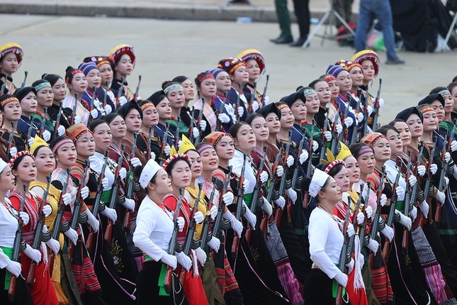 Khối nữ Dân quân các dân tộc Việt Nam - Phát huy truyền thống đoàn kết, gắn bó của 54 dân tộc anh em; trong các cuộc đấu tranh giải phóng dân tộc, nữ dân quân các dân tộc Việt Nam luôn trung thành với Đảng, Tổ quốc và Nhân dân; chiến đấu kiên cường, mưu trí, dũng cảm, lập nhiều chiến công xuất sắc. Ngày nay, nữ dân quân các dân tộc Việt Nam đang ra sức thi đua phát triển kinh tế, văn hóa, xã hội, góp phần xây dựng quê hương giàu đẹp, văn minh, hạnh phúc