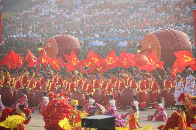 Màn biểu diễn trống hội chào mừng Lễ kỷ niệm, diễu binh, diễu hành 80 năm Cách mạng Tháng Tám và Quốc khánh 2-9 - Ảnh: Nhật Bắc