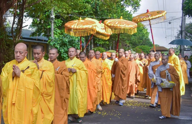 Cung thỉnh nhục thân cố Thượng tọa Thích Quảng Tánh nhập kim quan trong tiếng niệm Phật của đông đảo Tăng Ni, Phật tử