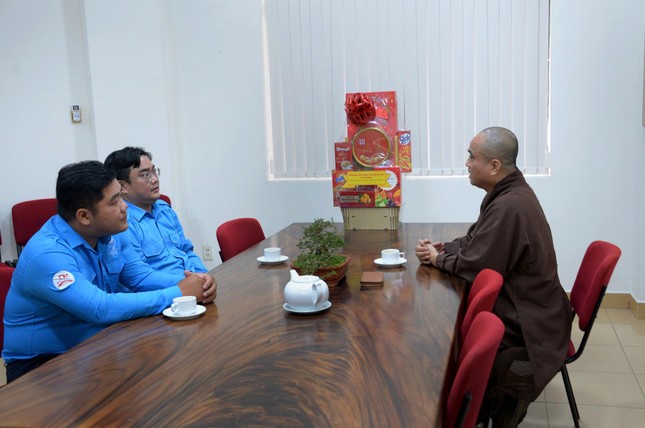 Thượng tọa Thích Tâm Hải, Ủy viên Hội đồng Trị sự, Tổng Biên tập Báo Giác Ngộ tiếp đoàn Thượng tọa Thích Tâm Hải, Ủy viên Hội đồng Trị sự, Tổng Biên tập Báo Giác Ngộ tiếp đoàn