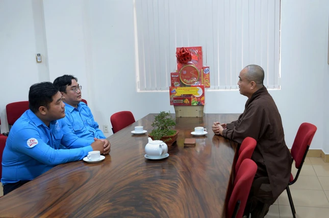 Thượng tọa Thích Tâm Hải, Ủy viên Hội đồng Trị sự, Tổng Biên tập Báo Giác Ngộ tiếp đoàn