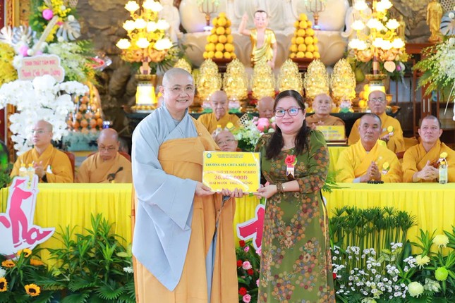 Trao tịnh tài đến Quỹ Vì người nghèo