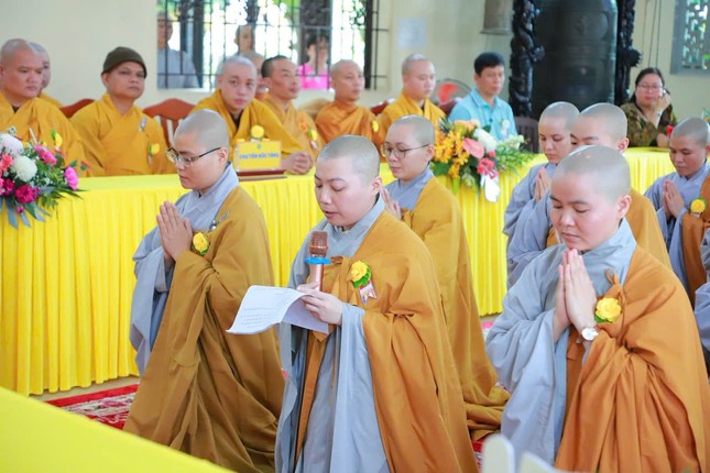 Đại diện hành giả an cư dâng lời khánh tuế