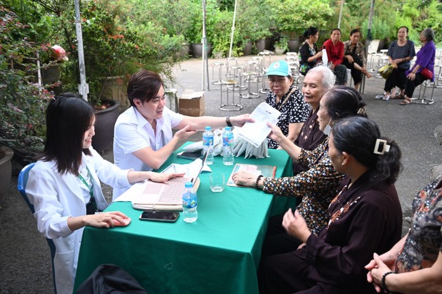 Tiếp nhận hồ sơ khám mắt của người dân Tiếp nhận hồ sơ khám mắt của người dân