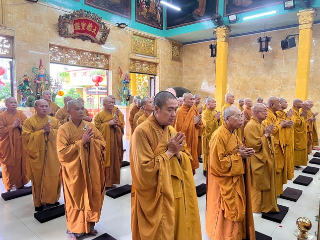 Chư hành giả tụng kinh, phát lồ sám hối