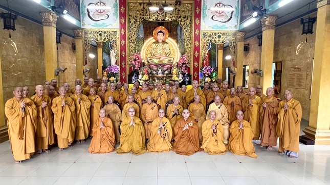 Chư hành giả an cư lưu niệm cùng chư tôn Hòa thượng chứng minh sau khi mãn hạ