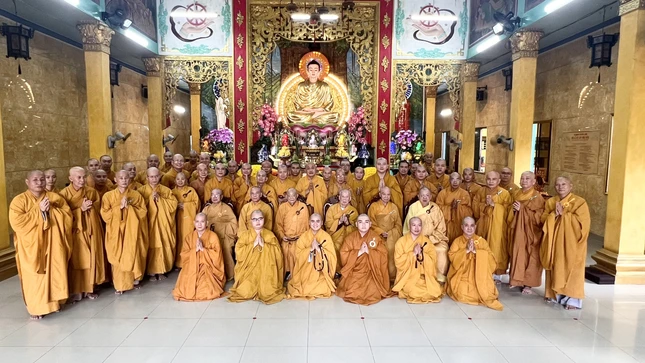 Chư hành giả an cư lưu niệm cùng chư tôn Hòa thượng chứng minh sau khi mãn hạ