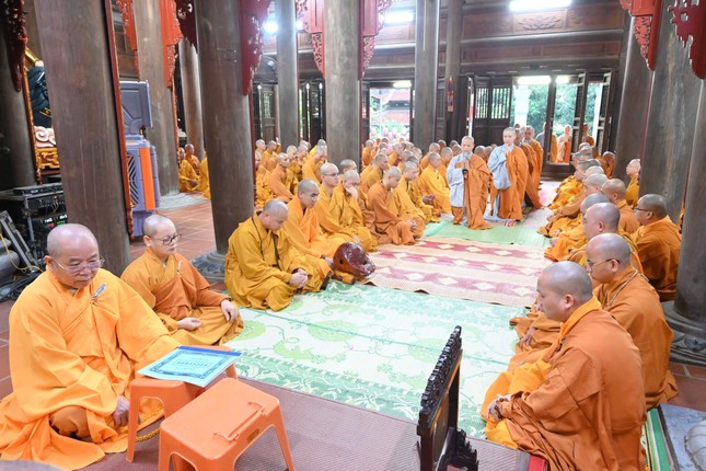 Chư Ni tác bạch Hòa thượng và Đại Tăng cầu pháp Tự tứ