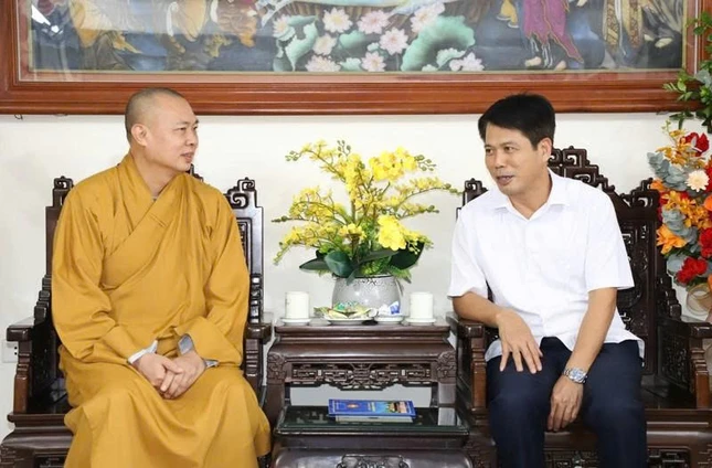 Thượng tọa Thích Tâm Đức và ông Đào Xuân Yên trao đổi trong buổi thăm tại chùa Thanh Hà