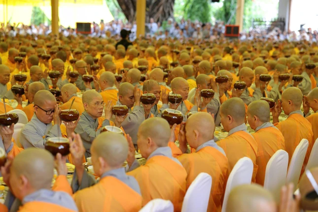 Chư Ni cử bát cúng dường trong thời quá đường chung - kết thúc mùa An cư kiết hạ Phật lịch 2569