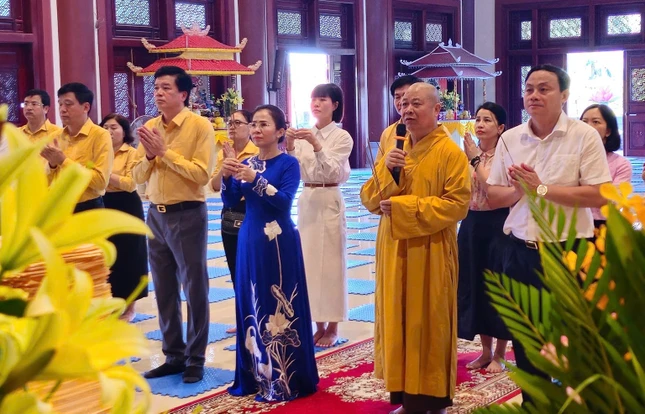 Đoàn dâng hương lễ Phật tại chánh điện chùa Diệc - trụ sở Ban Trị sự GHPGVN tỉnh Nghệ An Đoàn dâng hương lễ Phật tại chánh điện chùa Diệc - trụ sở Ban Trị sự GHPGVN tỉnh Nghệ An