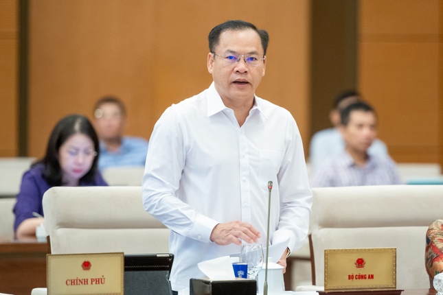 Thứ trưởng Bộ Công an Nguyễn Văn Long trình bày tờ trình - Ảnh: Phạm Thắng