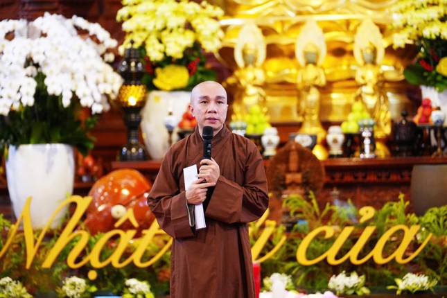 Đại đức Thích Quảng An điều phối chương trình