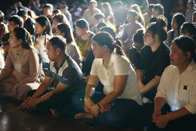 Phật tử chăm chú theo dõi các tiết mục biểu diễn