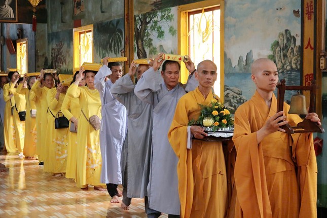 Phật tử nhiễu y cúng dường